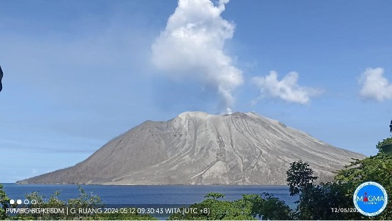 Ruang volcano is being covered by heavy loads of tephra resulting from two spectacular lava-fountaining episodes within two weeks (image: PVMBG)