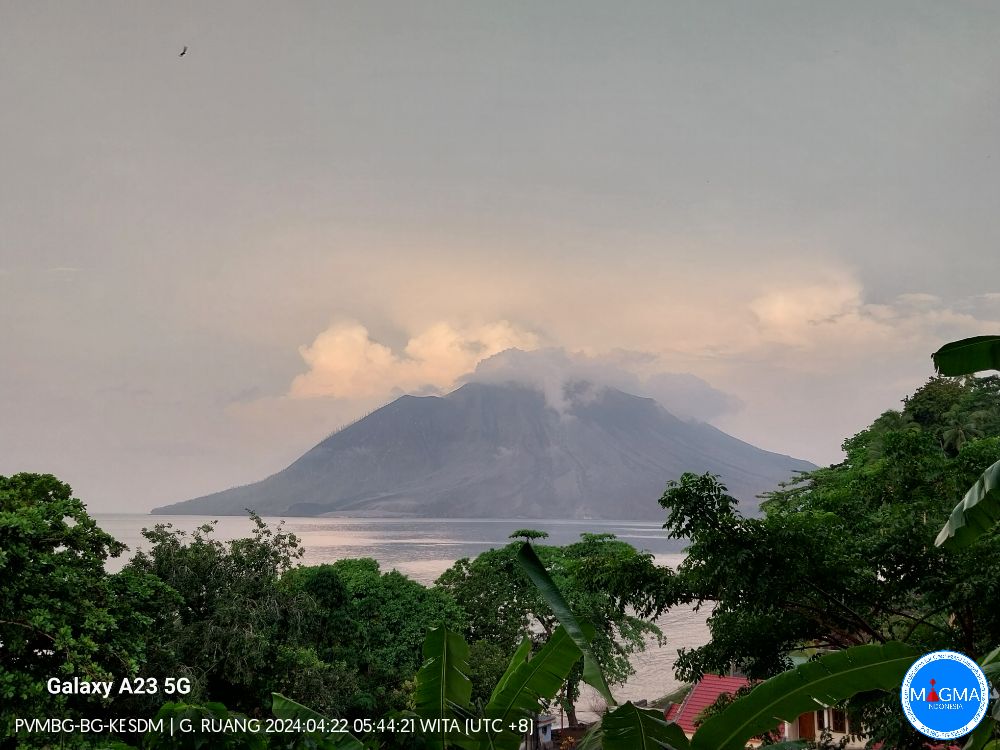 Weakened Ruang volcano early this morning (image: PVMBG)