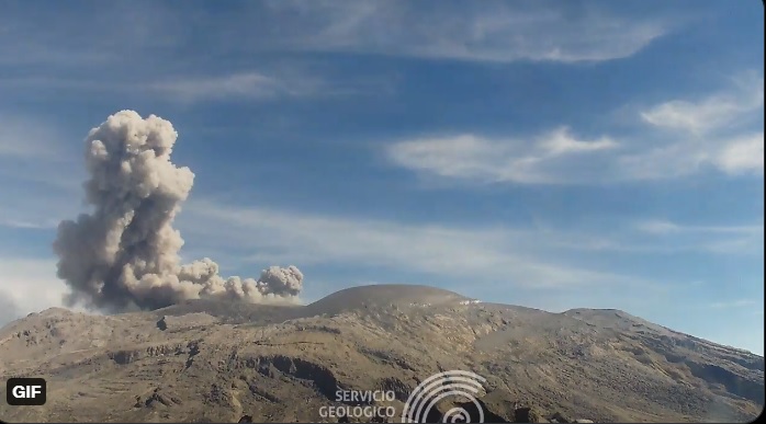 Ash and gas columns continue to vent from Nevado del Ruiz volcano (image: SGC/twitter)