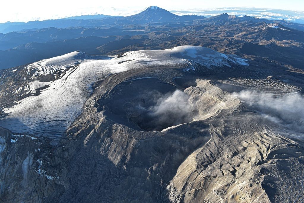 Вид с воздуха на вершинный кратер вулкана Невадо-дель-Руис (изображение: SGC)
