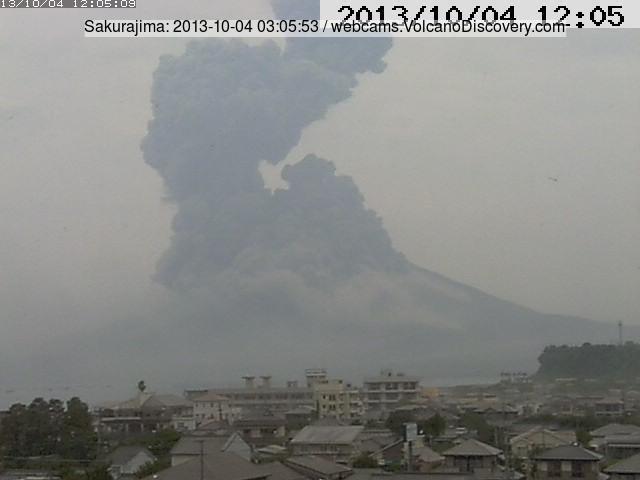 Explosion from Sakurajima this morning (MBC webcam, from East)