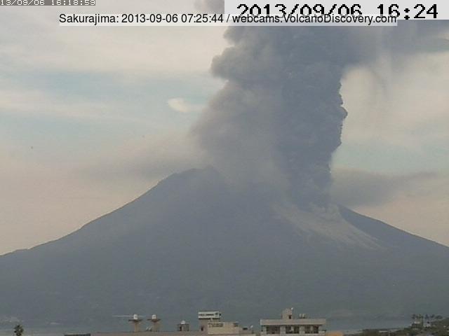 Ash plume from Sakurajima this morning (Tarumizu webcam)