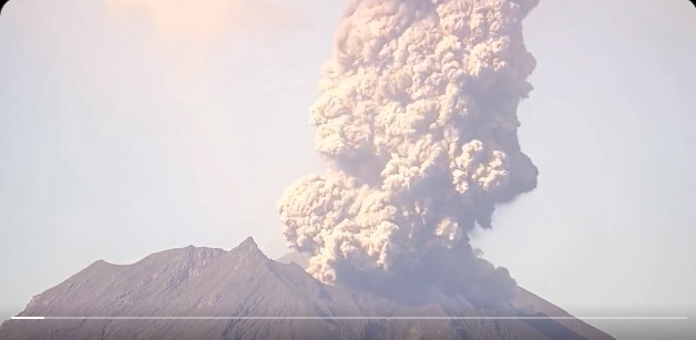 10 月 18 日に桜島火山の南岳火口から立ち上る濃密な噴煙 (画像: Volcano Time-Lapse/twitter)