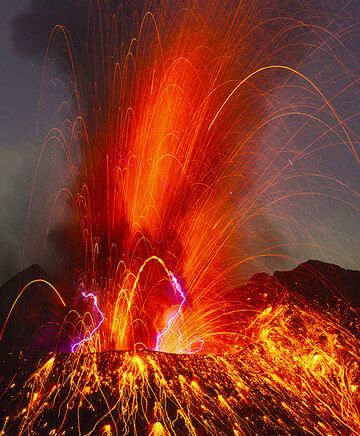 Powerful strombolian explosion from Sakurajima at 13:48 UTC on 27 Sep (22:48 local time)
