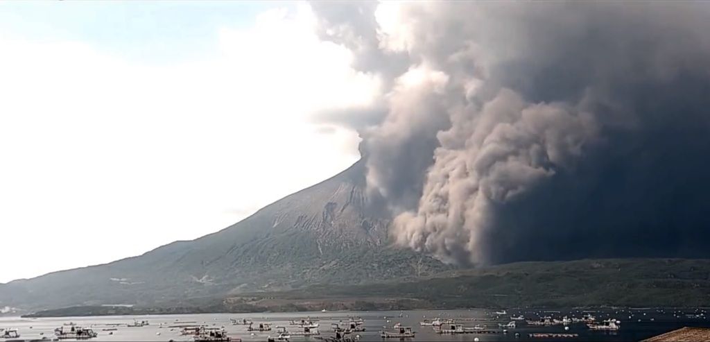 Dense black ash plume from the descending pyroclastic flow from Sakurajima volcano's eruption on 23 Sep (image: Volcano Time-Lapse/twitter)