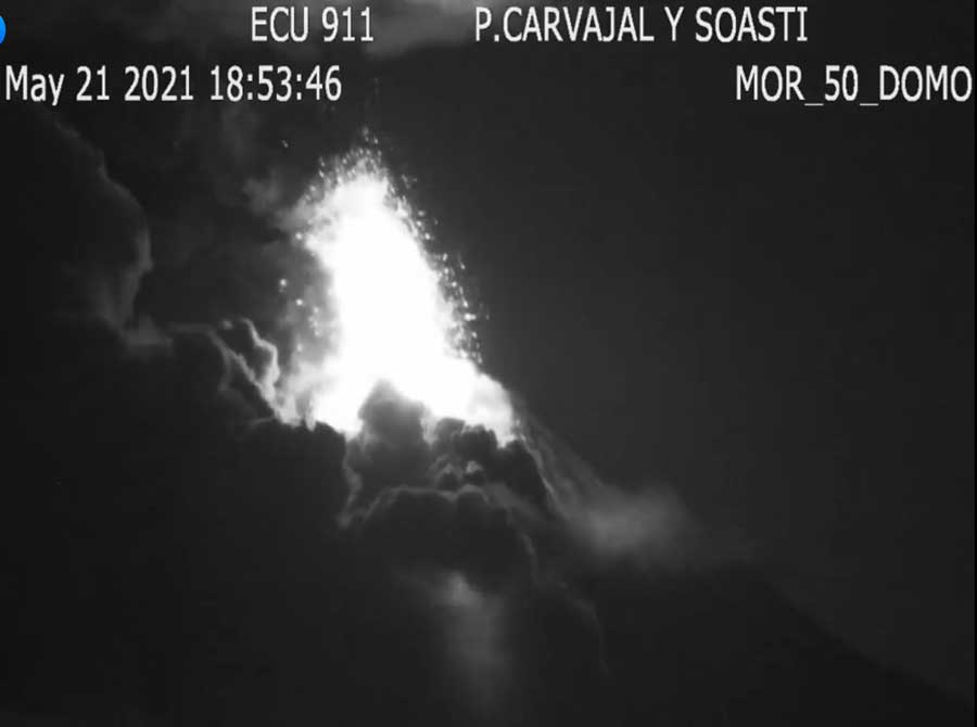 Lava fountains from Sangay last night