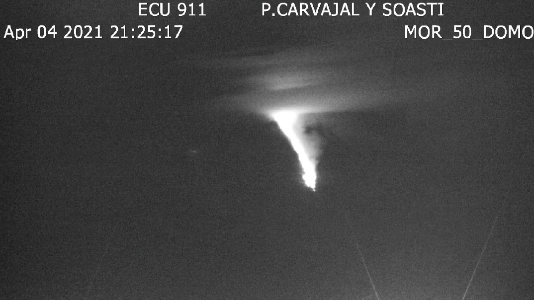 Glow from the active lava flow on the NE flank of Sangay volcano (image: IGEPN)