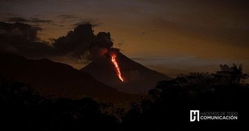 El flujo de lava levantó columnas de ceniza mientras descendía por la pendiente SE (imagen: IGEPN)