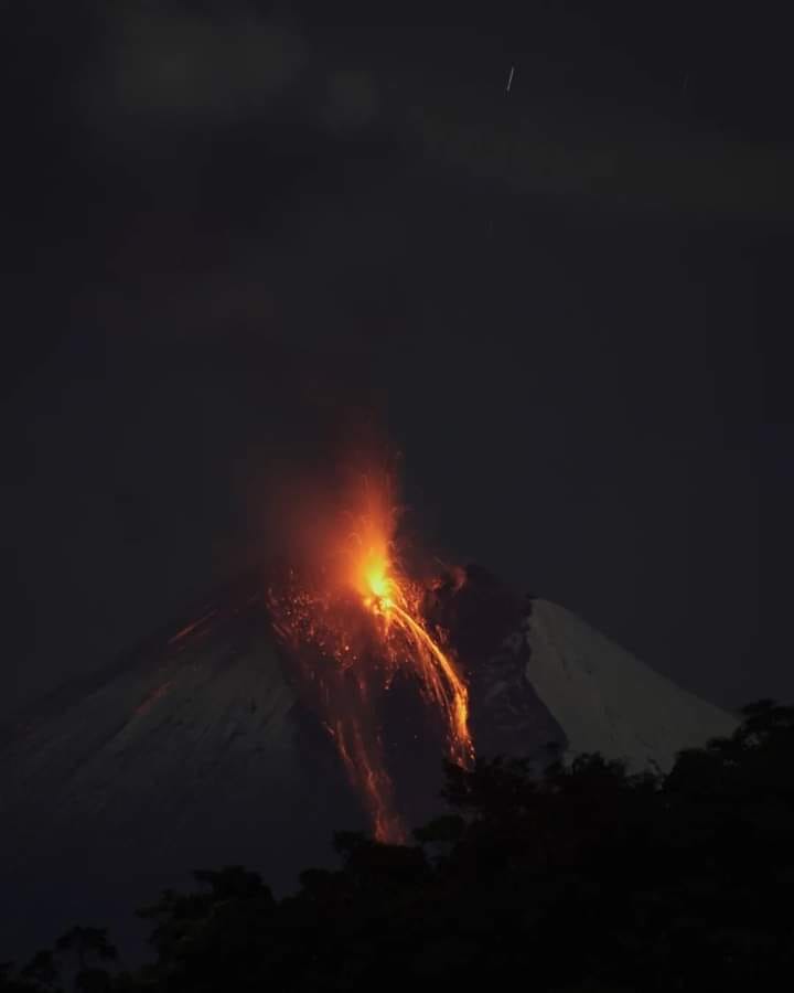 Strombolian explosions and glowing rockfalls tumbling down the SE slope at Sangay volcano (image: Volcán Sangay/facebook))
