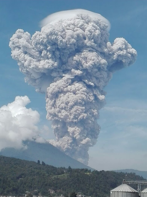 Eruption of Santiaguito yesterday (photo: Carlos Gonzales / @stereo100xela / twitter)