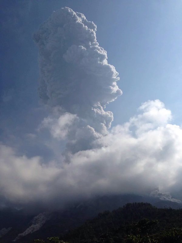 Explosion from Santiaguito yesterday 13:00 local time - two pyroclastic flows can be seen left and right at the base of the column (image: CONRED)