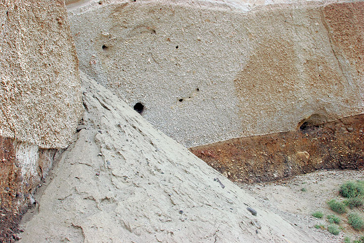 Debris of loose deposit is being dumped from the construction site in 20 meter above the site. The first hole where the "Science" branch was recovered is now accessible by foot and will soon be covered.