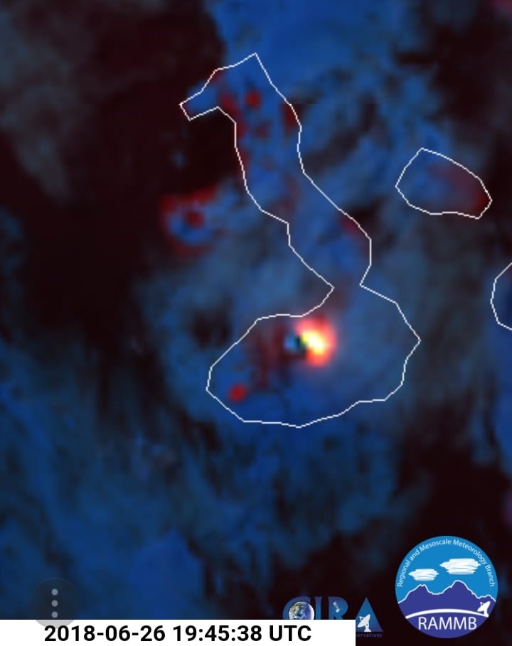 Satellite image of GOESS 16 at 13:45 TG, showing a hot spot in the N-NE sector of the Sierra Negra caldera (IGEPN)