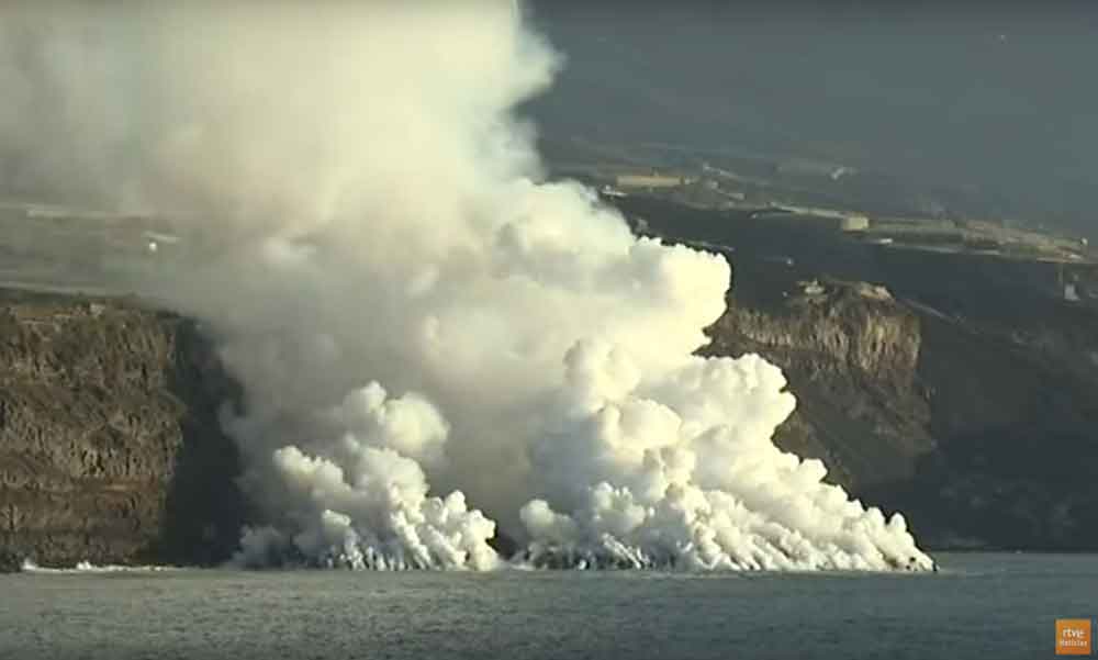 Steaming lava fronts as they enter the Atlantic Ocean today at La Palma's newest active lava delta (image: RTVE)