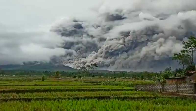 View of the pyroclastic flow at Semeru volcano this afternoon (image: Pasek Made / facebook)