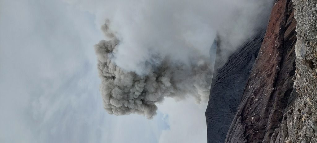 Explosion from Jonggring Saloko crater at Semeru volcano yesterday (image: Martin Kelko/Volcano Discovery)
