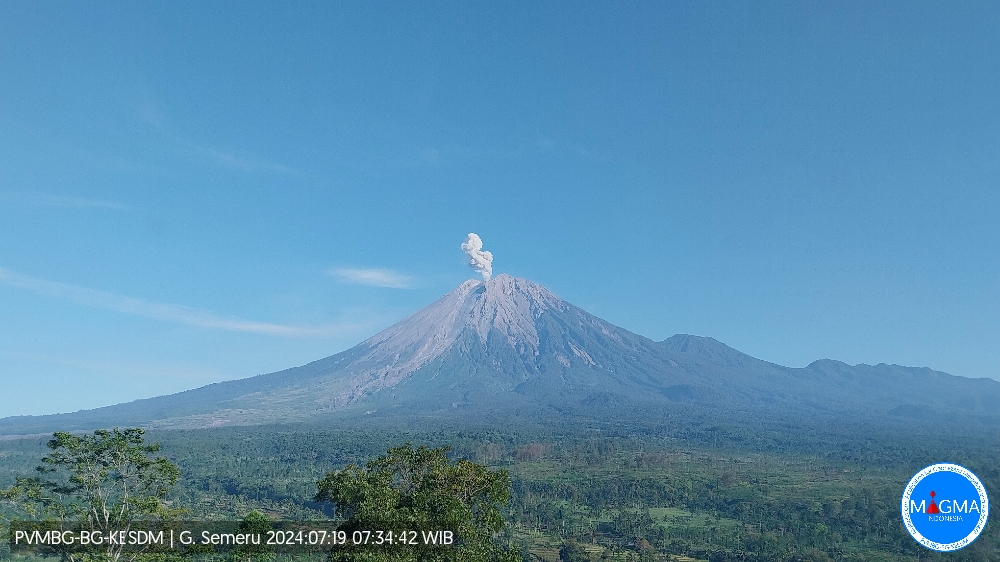 Gunung berapi Semeru (Jawa Timur, Indonesia): longsoran pijar masih terjadi