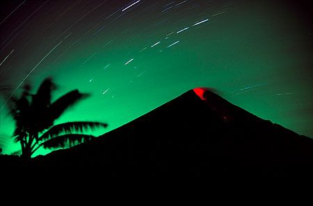 Semeru erupting at night (2)