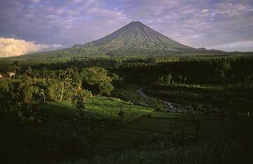 Le volcan Semeru à la première lueure de la matinée