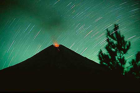 Semeru erupting at night (1)