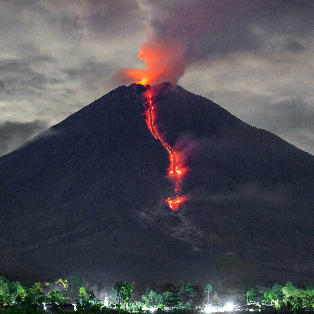 Den tyktflydende lavastrøm af Semeru (dato / forfatter ukendt, sandsynligvis slutningen af november eller begyndelsen af december 2021. Billede: Habbited News @habbited / twitter)