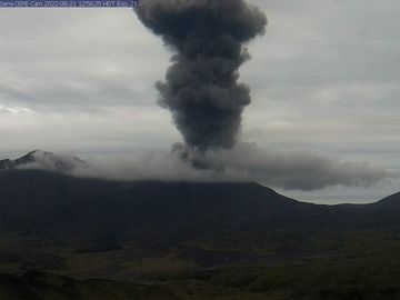 Erupción de corta duración en el volcán Semisopochnoi ayer (Foto: AVO)