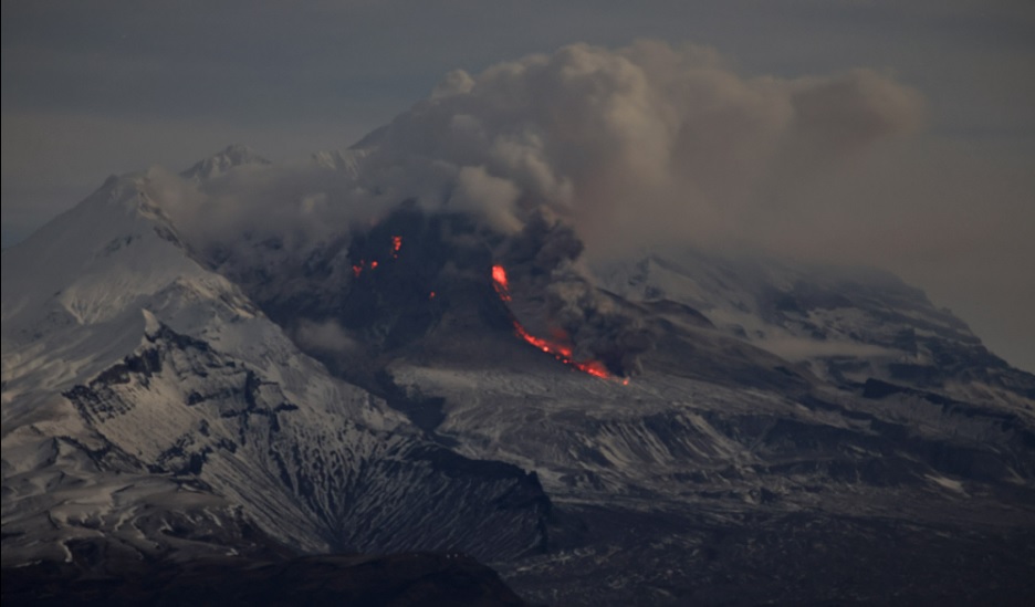 Las partes colapsadas del domo de lava ocasionalmente levantan penachos de ceniza (Imagen: volkstat.ru/Alexey Demyanchuk)