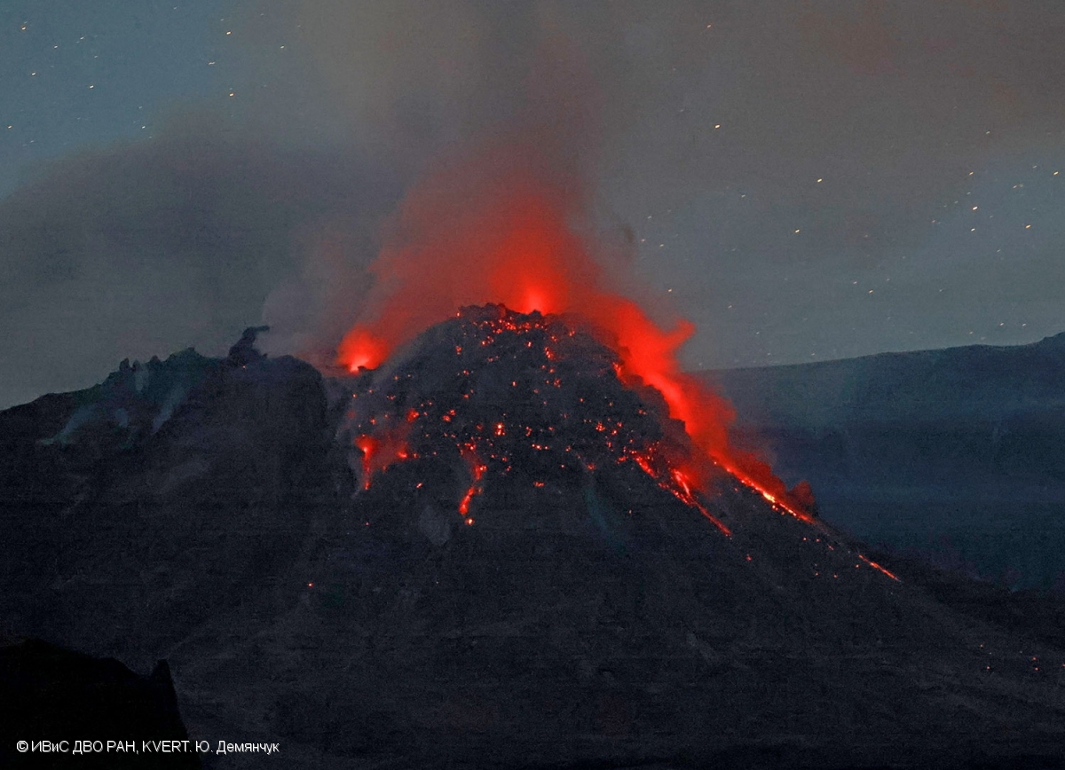 Glowing lava dome of Sheveluch volcano (image: Yuri Demyanchuk. IVS FEB RAS, KVERT)