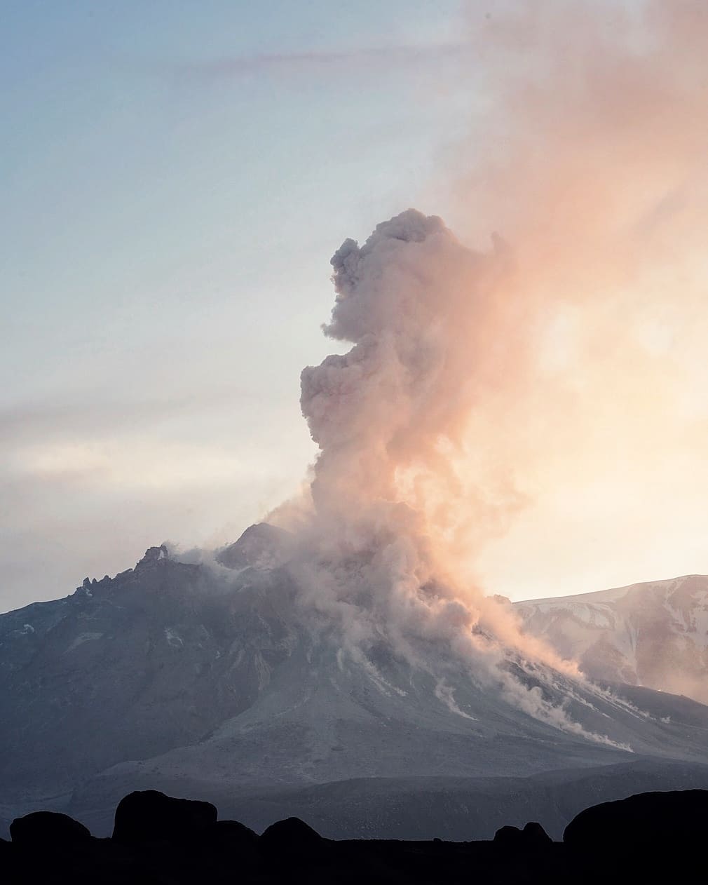 The explosive eruption generated pumice-and-ash flows yesterday (image: alexvush/instagram)