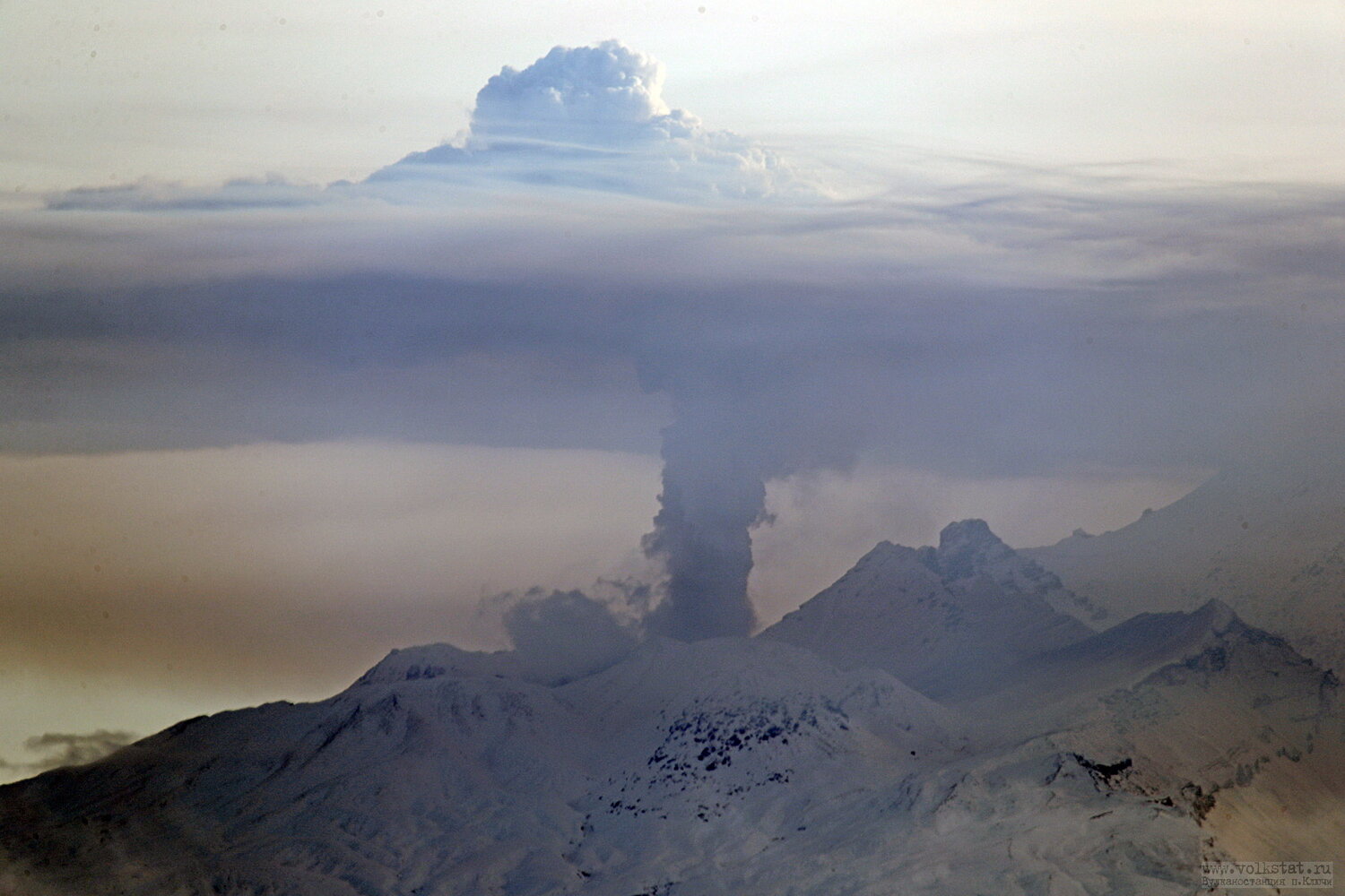 The 2-km eruption plume from the Karan dome on 30 April (image: volkstat.ru)