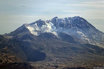 Shiveluch volcano with degassing Karan dome on 26 April (image: volkstat.ru)