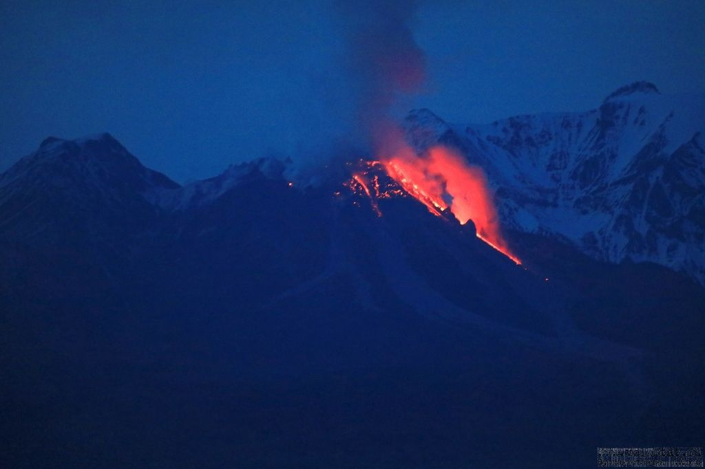 Glowing rockfalls continue at high levels at Shiveluch volcano, captured on 11 August (image: Y. Demyanchuk/volkstat.ru)