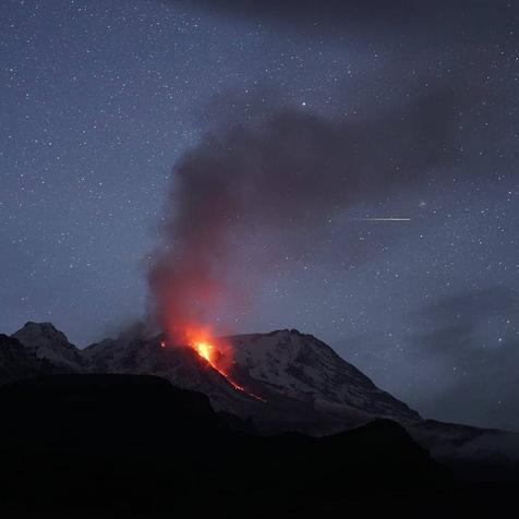 Glowing avalanche at Shiveluch volcano yesterday (image: @nakamchatku / Instagram)