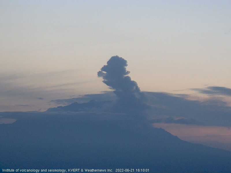 Eruption at Shiveluch volcano yesterday (image: KVERT)
