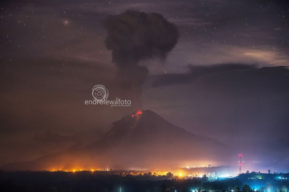 Explosion at Sinabung volcano this morning (image: Endro Lewa / facebook)