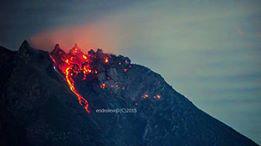 Sinabung's new lava lobe in the crater (image: Leopold Kennedy Adam ‏@LeopoldAdam / twitter)