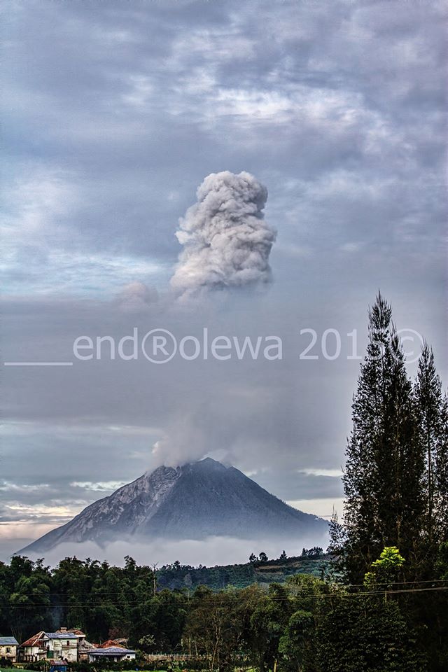 Explosion from Sinabung yesterday (photo: Endro Lëwå / facebook)