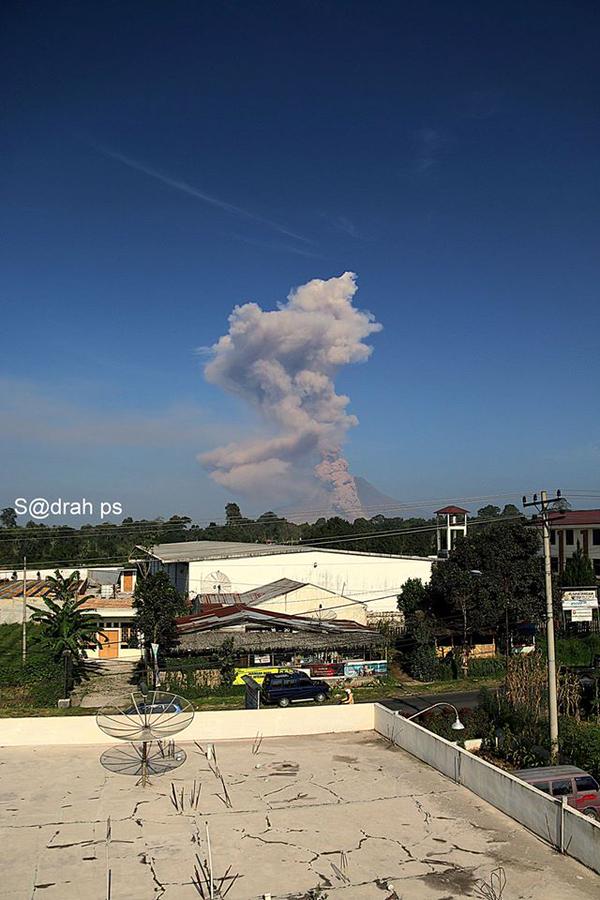 Pyroclastic flow from Sinabung this morning at 08:36 local time (image: #SadrahPS / twitter)