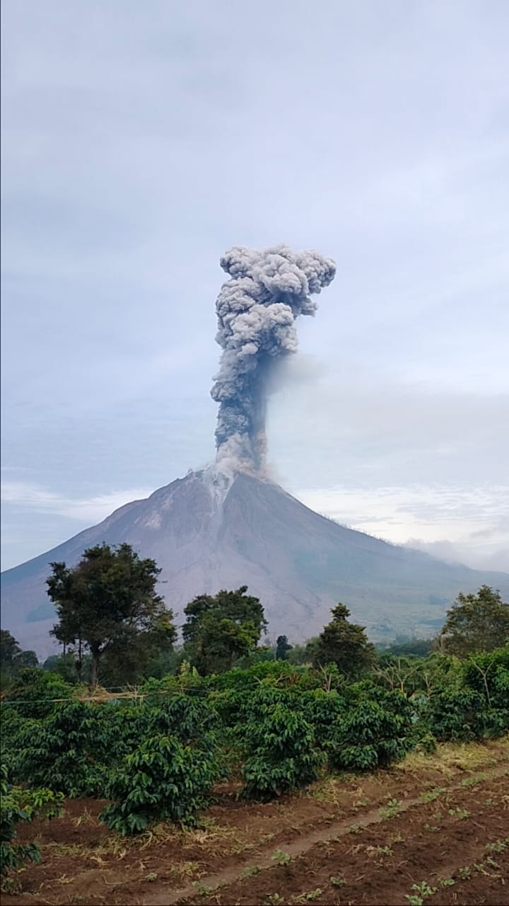 Strong explosion from Sinabung volcano this morning (image: @Rizal06691023/twitter)