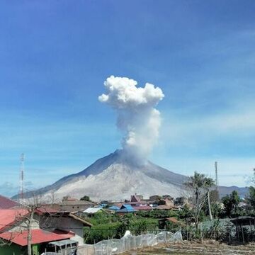 Explosion at Sinabung this morning (image: PVMBG)