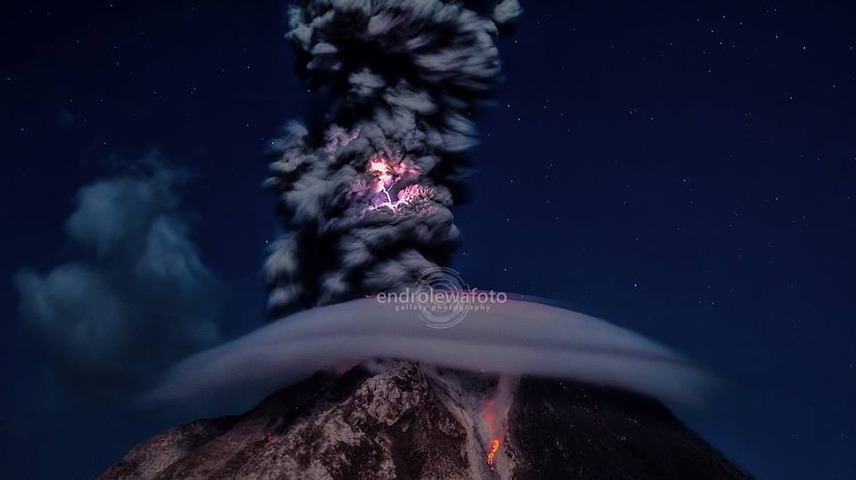 Eruption with lightning on 25 Feb (image: Endro Lewa / facebook)