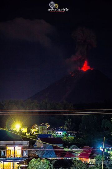 Explosion at Sinabung on 27 Dec 23:30 local time (image: Endro Lewa / facebook)