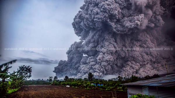 Pyroclastic flow at Sinabung yesterday at 18:20 (image: @endrolewa / twitter)