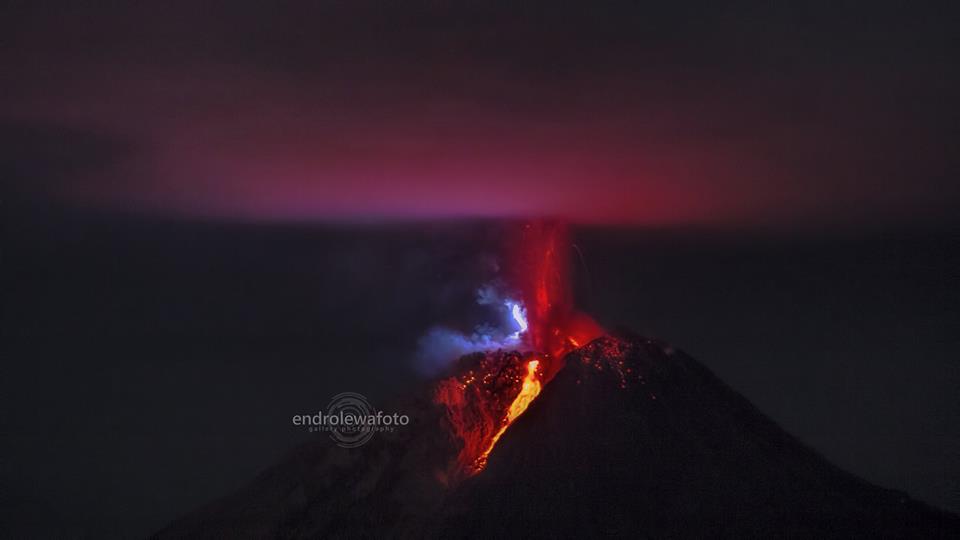 Eruption of Sinabung last evening Feb 29, 2016 - 11:28pm (image: Endro Lewa / facebook)