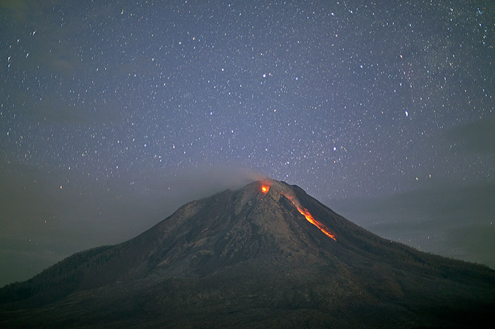 Incandescence from the two lava lobes of Sinabung and a rockfall at night (25 July)