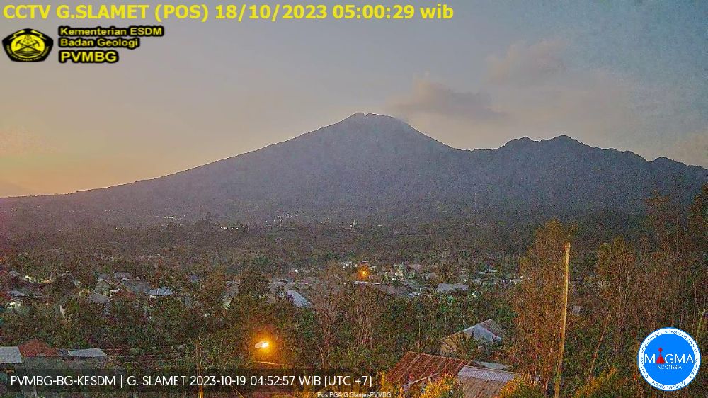 Slamet volcano early morning on 18 October (image: PVMBG)