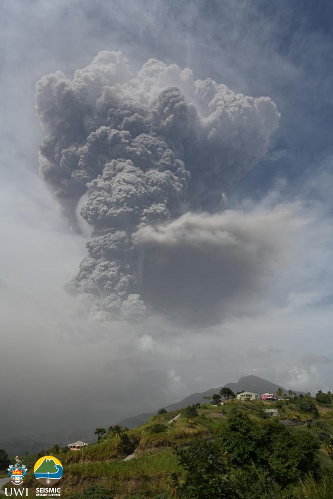 Eruption column of the second explosion of Soufrière St. Vincent volcano this afternoon (image: UWISeismic Research / twitter)