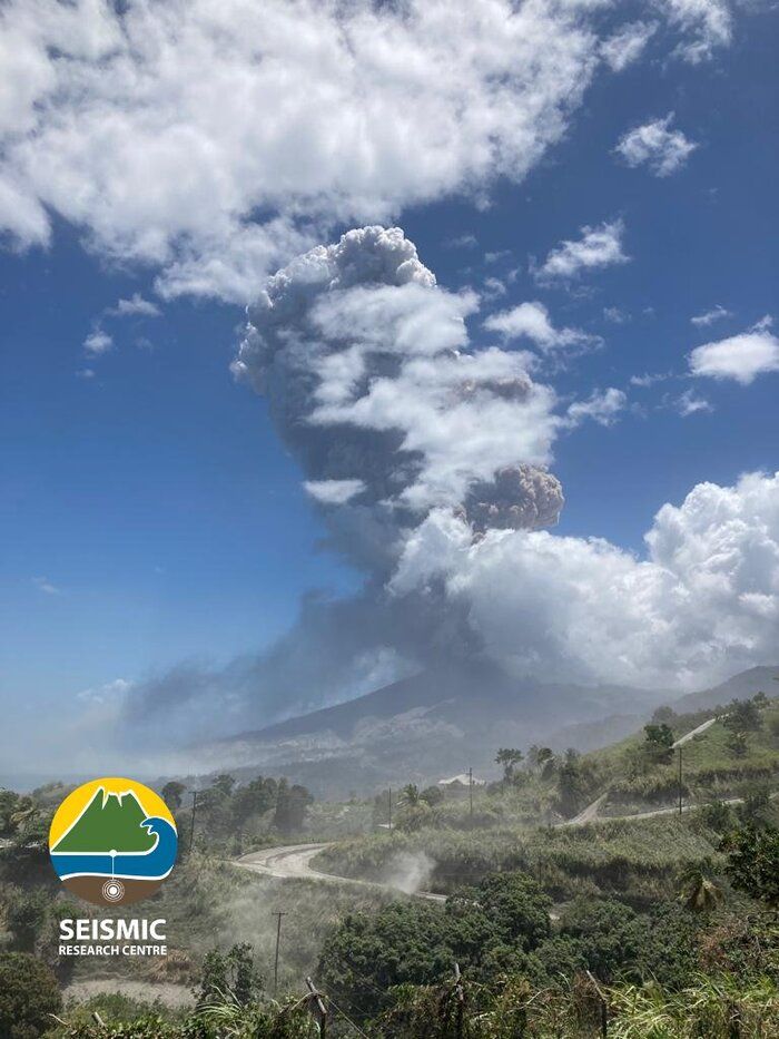 Énorme colonne de cendres générée hier par le volcan Soufrière Saint-Vincent (image: @ uwiseismic / twitter)
