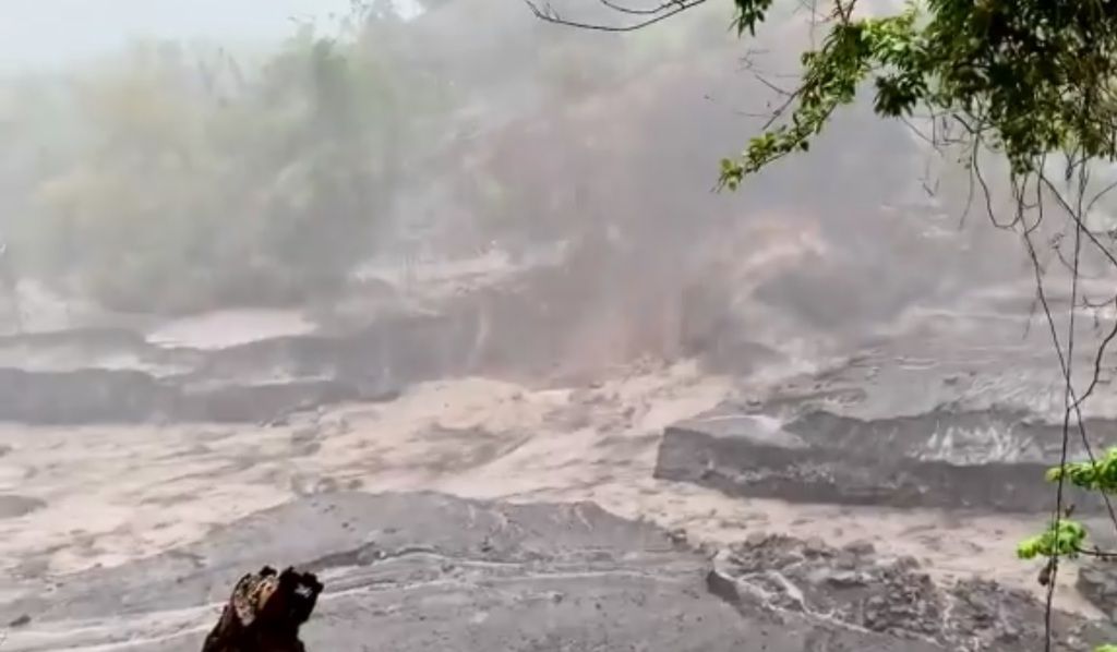 The video screenshot from lahar (mud flows) in Wallbou valley (image: @PaulCole23/twitter)