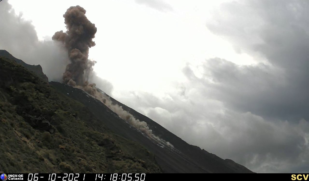 Powerful explosion generated a pyroclastic flow today (image: INGV)